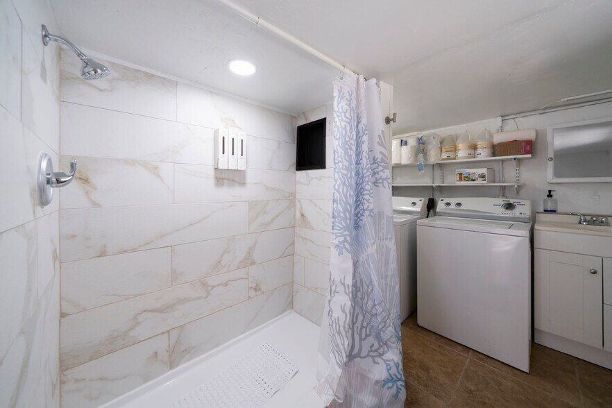 Building Photo - 4464 E Riverside Dr