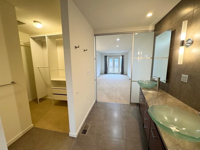 Building Photo - Rare Townhome 2 bed 2 bath in Heart of Bellevue Downtown