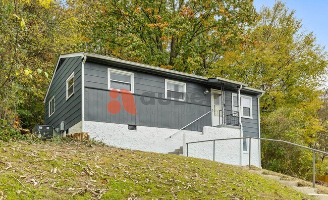 Building Photo - 3 Bedroom Home in St. Elmo! $350 off your ...