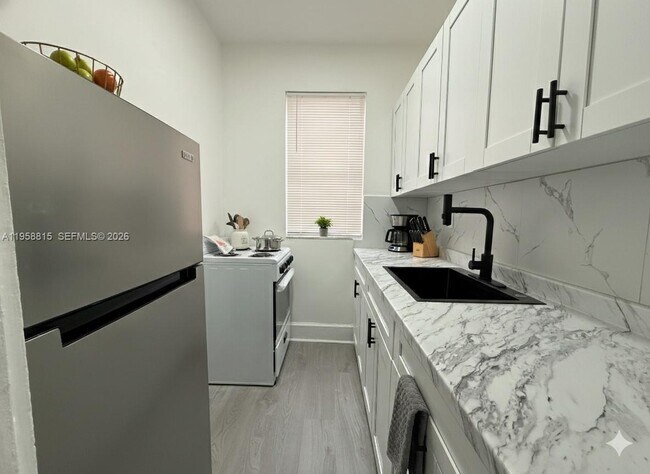 Building Photo - 1560 SW 5th St