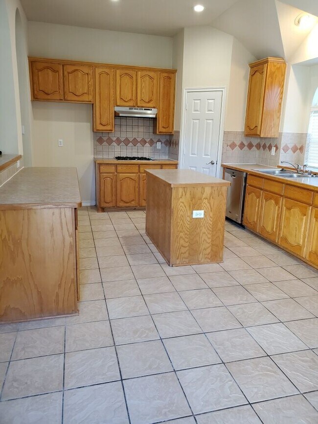 Building Photo - 1304 Vistawood Dr