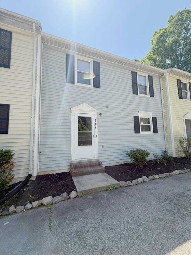 Building Photo - Freshly Renovated Townhome 3 Bed, 1.5 Bath