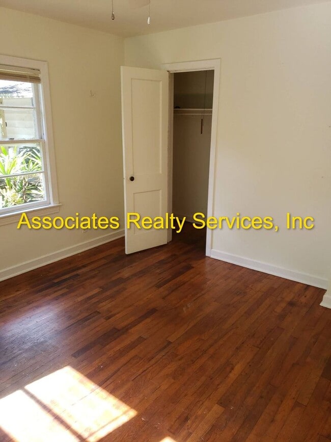 Building Photo - Large House, Close to Campus