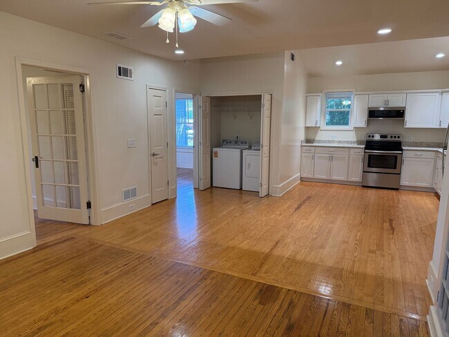 Building Photo - Beautiful 3 Bedroom Apartment