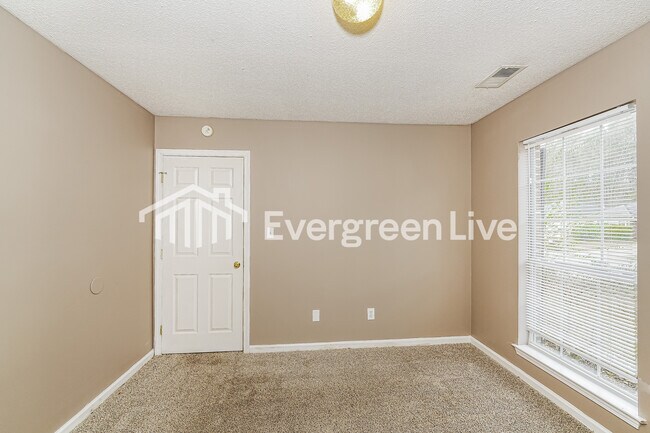 Building Photo - 2027 Townhouse Ln