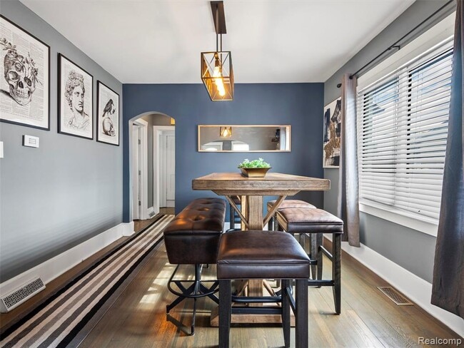 Building Photo - 23110 Carlisle Ave