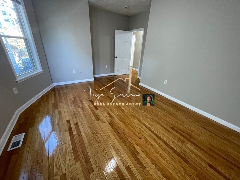 Building Photo - 68 Bellevue St