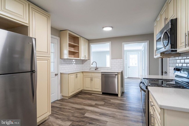 Building Photo - 338 Poplar Ave