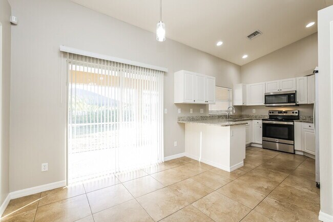 Building Photo - 1718 SW 12th Terrace