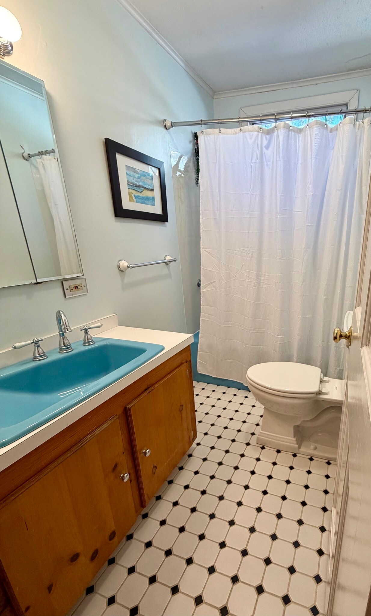 main floor bathroom - 34 Boody St