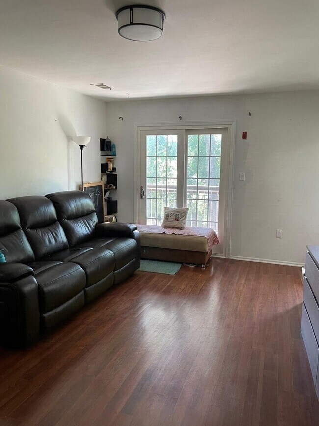 Building Photo - 1207 Green Hollow Dr