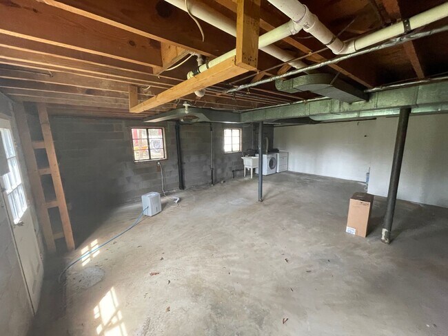 Building Photo - 2047 Overbrook Rd