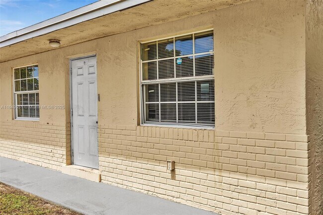 Building Photo - 2751 NW 14th Ct