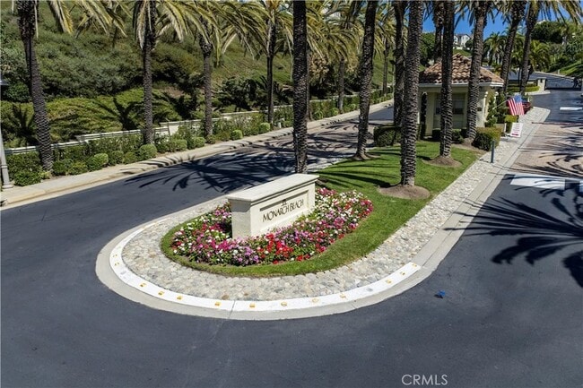 Building Photo - 11 Reina