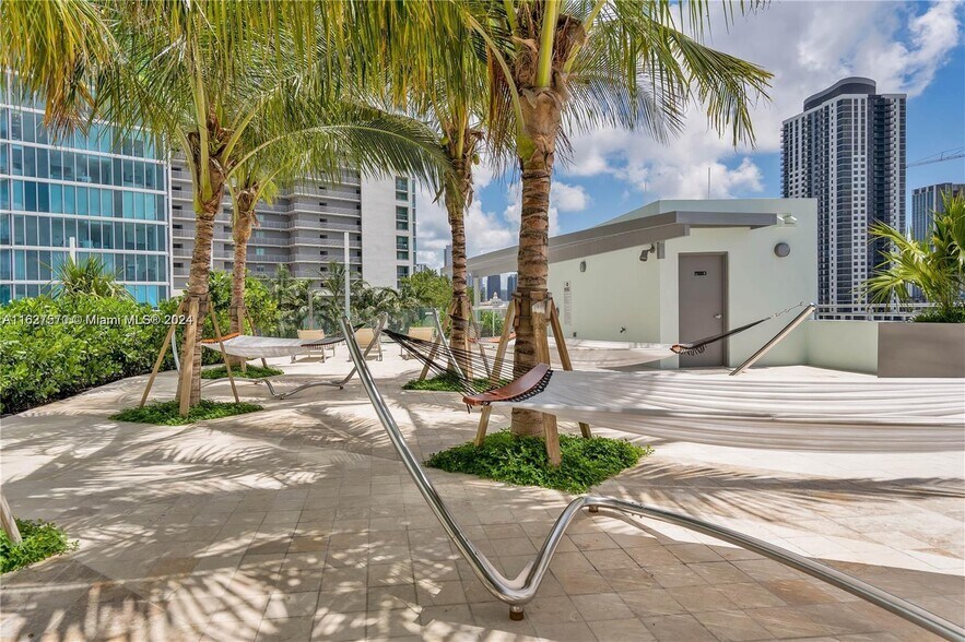 Building Photo - 900 Biscayne