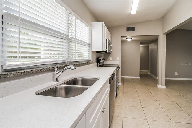 Building Photo - 6007 Oakcrest Cir