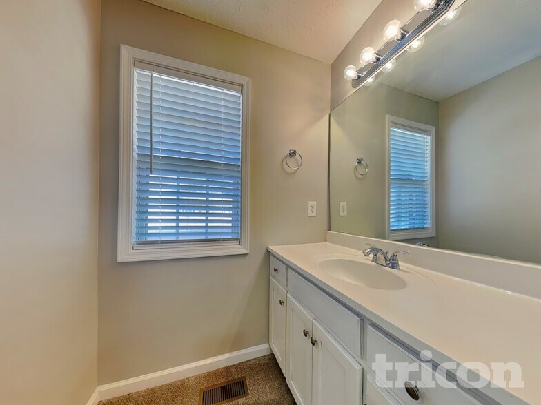 Building Photo - 3845 Forsythia Way