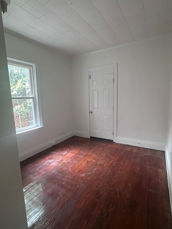 Building Photo - Spacious 5 Bedroom with Off Street Parking