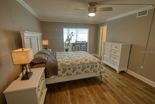 Building Photo - 4575 Cove Cir