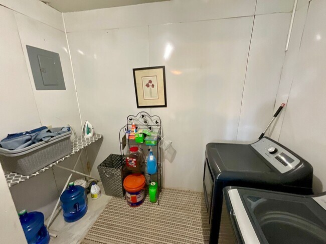 Building Photo - 3 Bedroom 1.5 Bathroom
