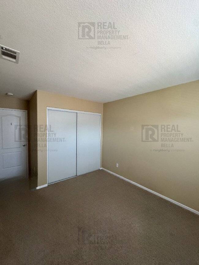 Building Photo - Ideal Layout! 4 Bedroom Home with Main Floor Bed/Bath & Open Loft