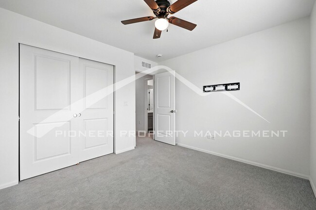Building Photo - Spacious Home with Washer/Dryer and Centra...