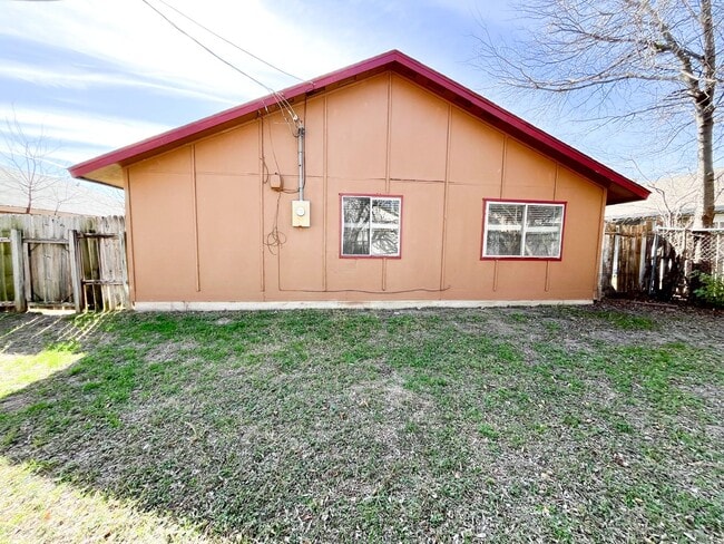 Building Photo - Available NOW!!!! This charming 1 story, 3 bedroom, 2 bath house could be your next home! Beautif...