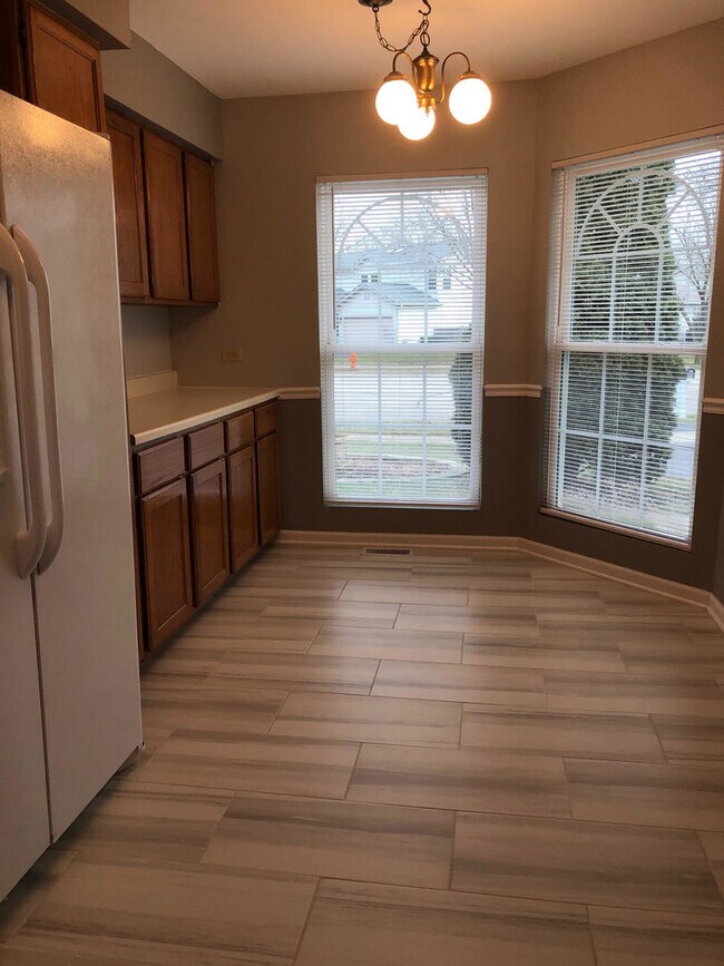 Building Photo - 1649 Estate Cir