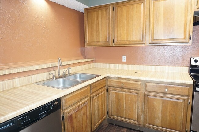 Building Photo - VIEW NOW - COMING SOON - Charming 3-Bedroom Duplex in East Dallas with Garage & Fenced Yard