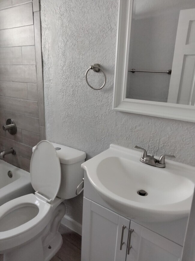 Building Photo - 4609 NW Ozmun Ave