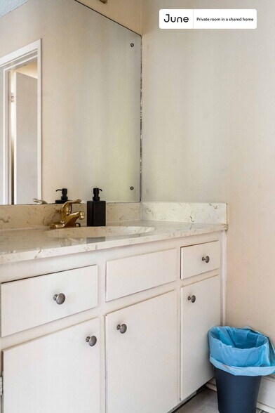 Building Photo - Room in Shared 3 bed/2 bath home