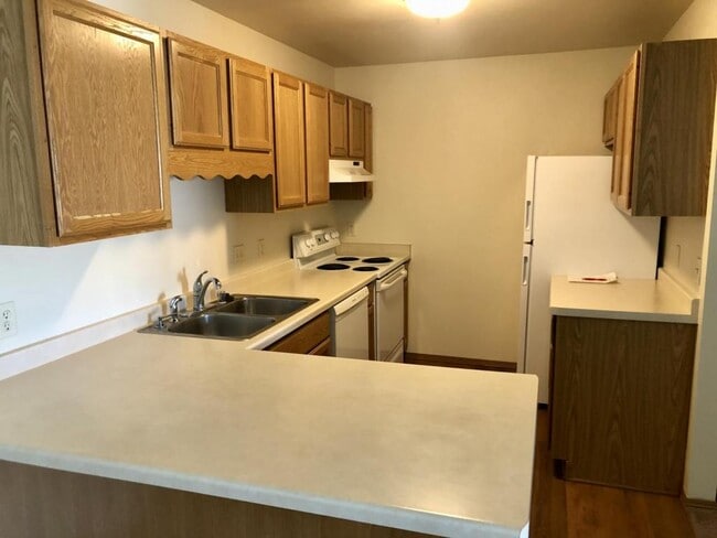 Building Photo - 451 Linden Dr