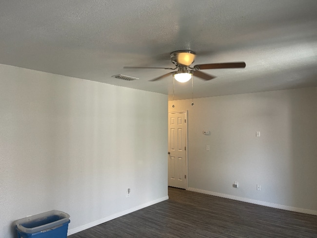 Building Photo - 7210 N Manhattan Ave