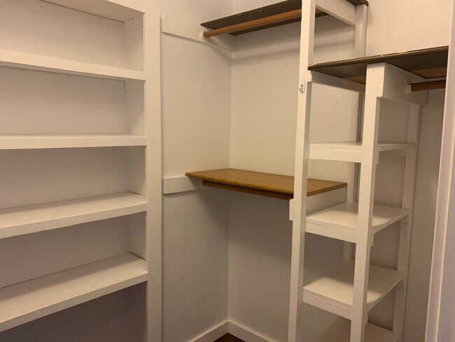 Building Photo - Newly Updated 2 Bed. 2 Bath Home on Fenced...