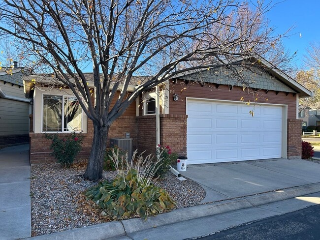 Building Photo - Bright & Updated Townhome in a Prime Fort Collins Location