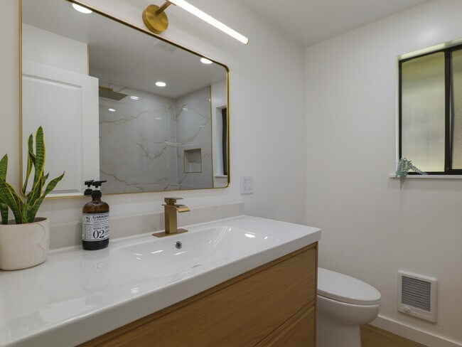 Building Photo - 1366 SE High Ridge Ct
