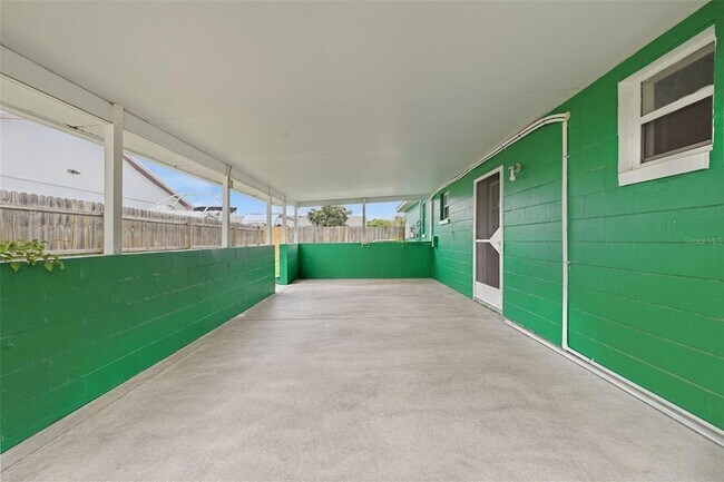 Building Photo - 515 Floral Dr