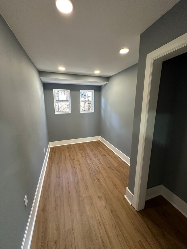 Building Photo - Renovated 3 Bed, 1 Bath rowhome