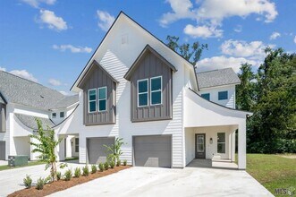 Building Photo - 3 Bedroom Townhome Near LSU
