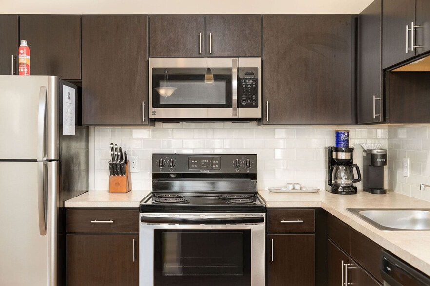 Building Photo - 5799 Fenimore Trail Dr W