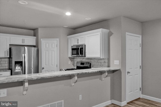 Building Photo - 523 Elm St