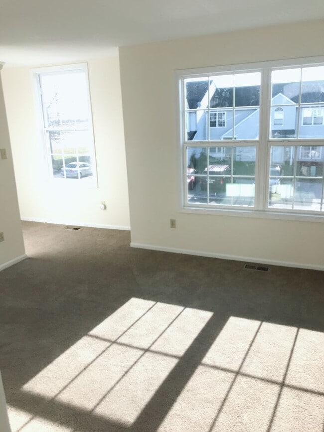 Building Photo - Move-In Ready 3BR 2.5bathroomTownhome – Yard  *OPEN HOUSE July 5, 26 1PM-2PM *