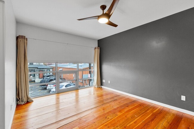 Building Photo - Modern 2 Bed / 2.5 Bath Condo with Office ...