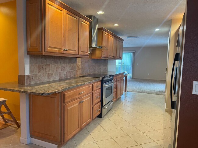 Building Photo - 3 Bedroom Home in White Salmon For Rent