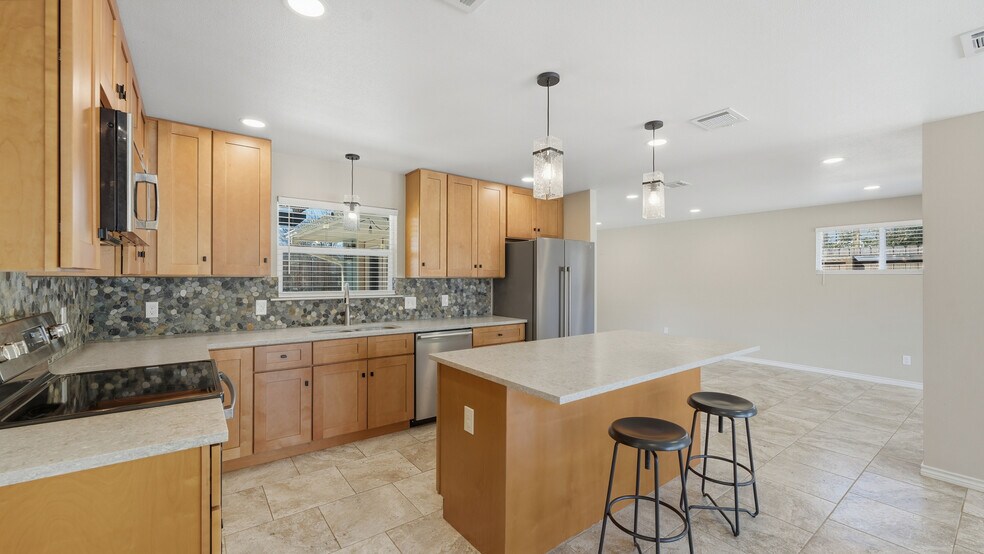 Building Photo - 1409 Highland Dr