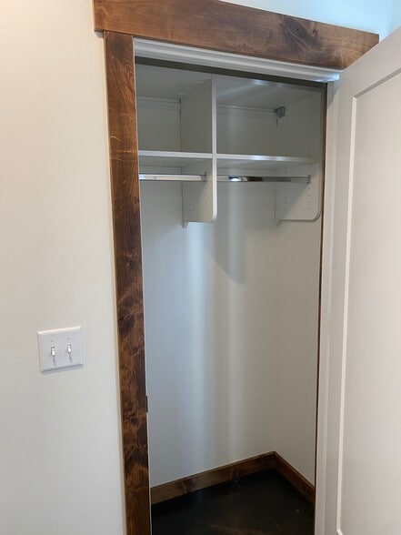 closet - 1410 S 5th St W