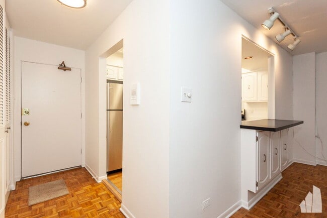 Building Photo - 4334 N Clarendon Ave