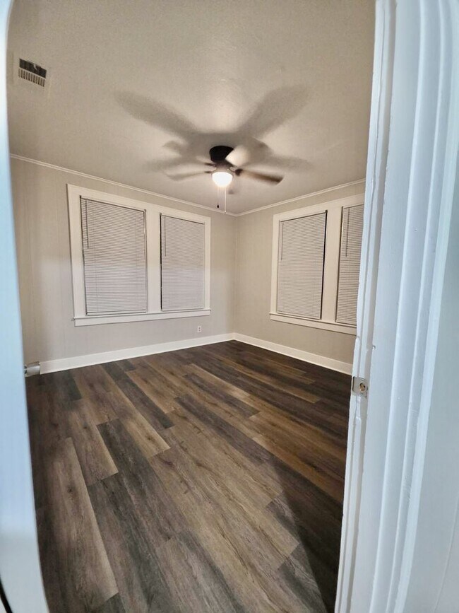 Building Photo - $500 OFF FIRST MONTH'S RENT MOVE IN SPECIAL-ADORABLE REMODELED HIGHLAND-CENTENARY HOME