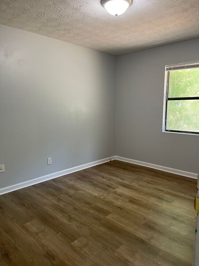 Building Photo - 2 Bedroom/ 1.5 Bathroom Duplex on Old Epps Bridge Rd!  Available early June!