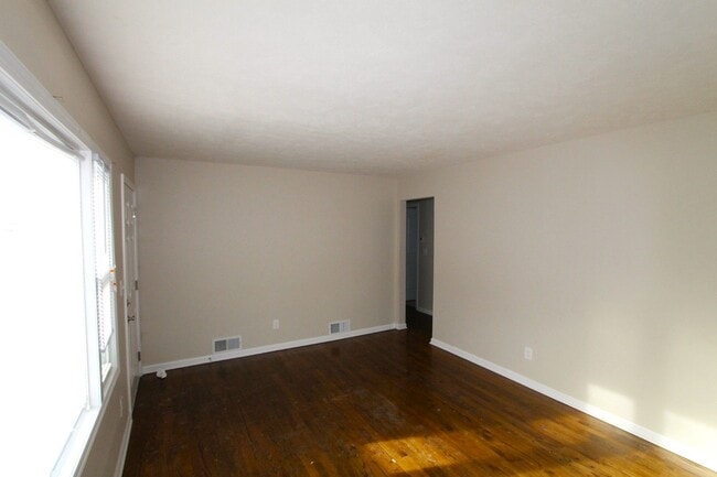 Building Photo - Beautiful Ralston 3 Bedroom Home Across from Park! Garage and fenced yard!